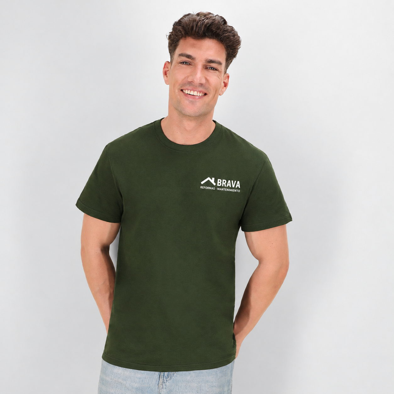 Simulación digital de logo BRAVA en el pecho sobre una fotografía de camiseta del catálogo Makito